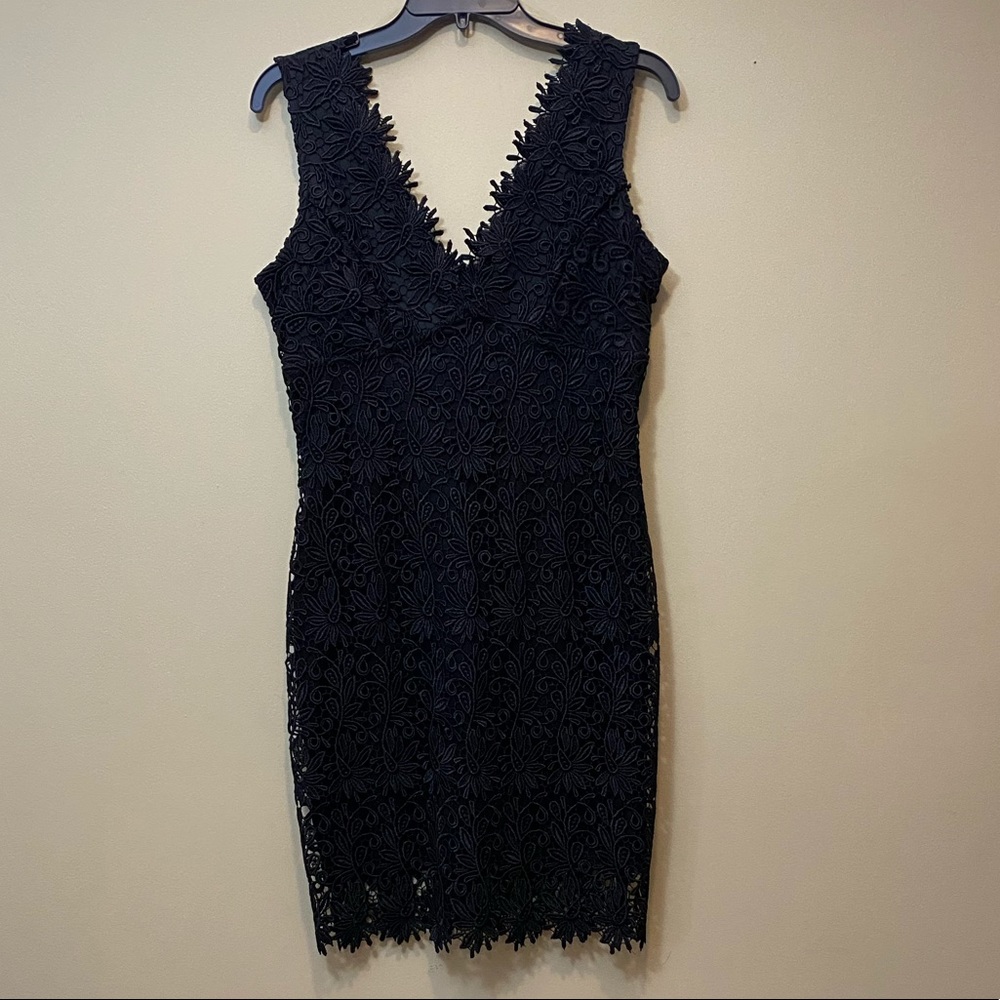 Black Sleeveless V Dress